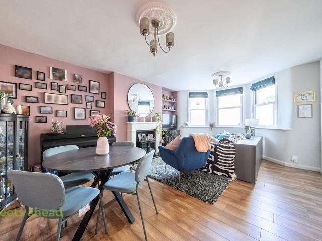 Flat for sale in London Borough of Croydon, Greater London