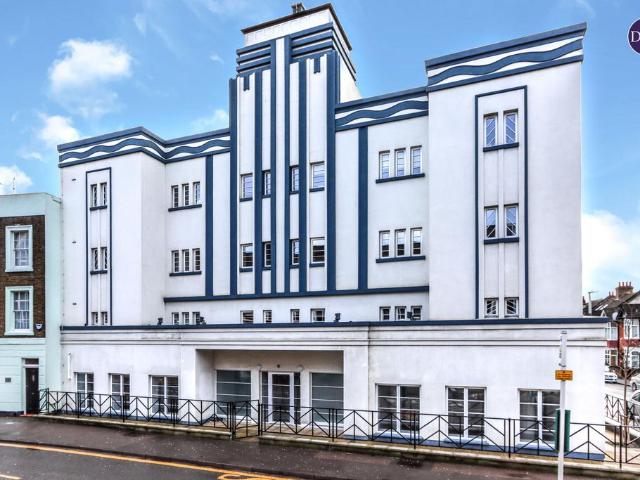 Flat for sale in Watford Heath, North Watford
