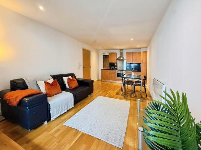 Flat for sale in Richmond Hill, West Yorkshire