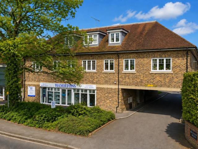 Flat for sale in Heol-las, Surrey