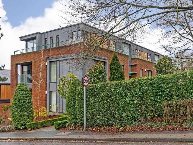 Flat for sale in Sleepers' Hill, Hampshire