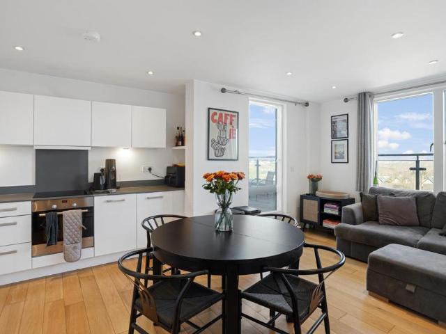 Flat for sale in London Borough of Lewisham, Forest Hill