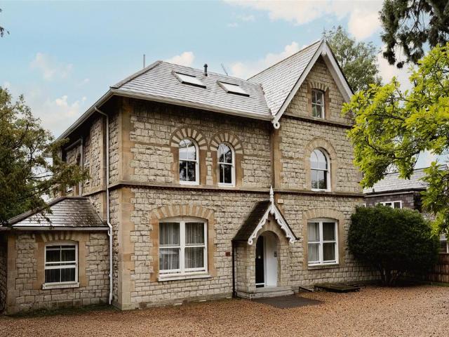 Flat for sale in Red Hill, Surrey