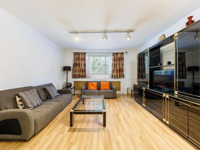 Flat for sale in Brompton, Greater London