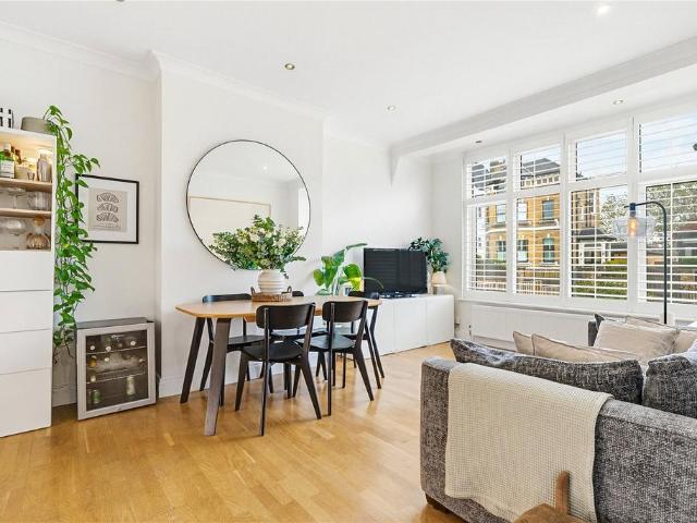 Flat for sale in London Borough of Wandsworth, Greater London