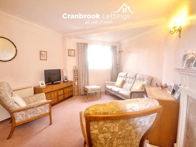 Flat for sale in Newbury Park, Greater London
