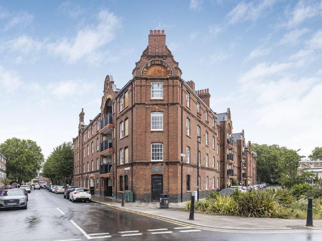 Flat for sale in Stepney, Greater London