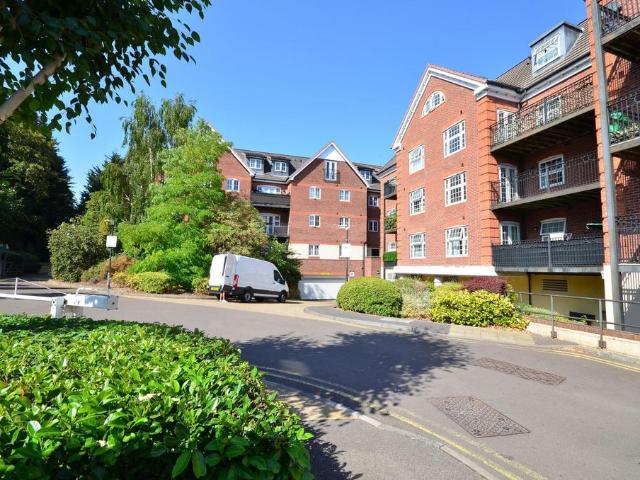 Flat for sale in Heol-las, Surrey