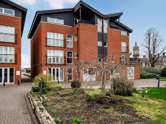 Flat for sale in Feckenham, City Of Bristol