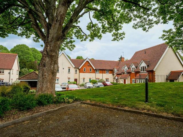 Flat for sale in Heath And Reach, Bedfordshire