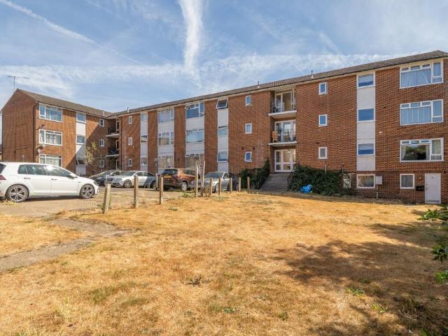 Flat for sale in Slough