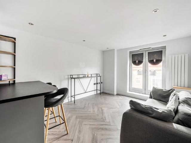 Flat for sale in Ratcliffe, Greater London