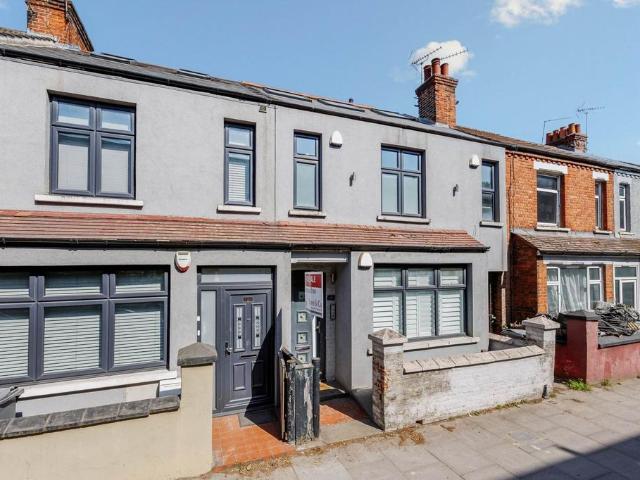 Flat for sale in London Borough of Hounslow, Greater London