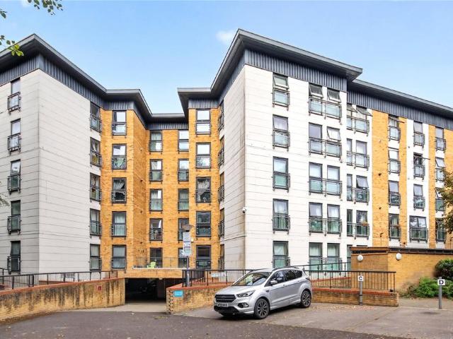 Flat for sale in Easthampstead, Bracknell