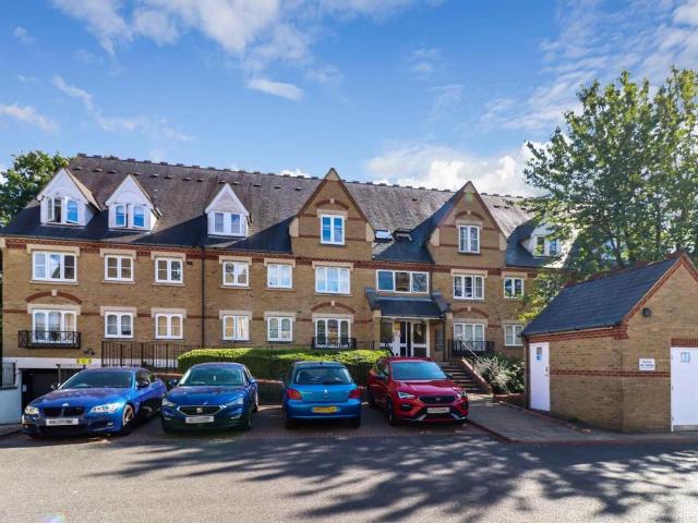 Flat for sale in North Watford, Watford