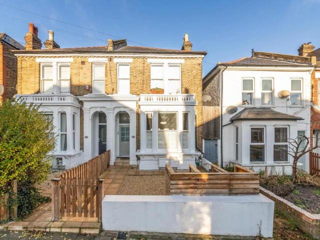 Flat for sale in West Norwood, Greater London