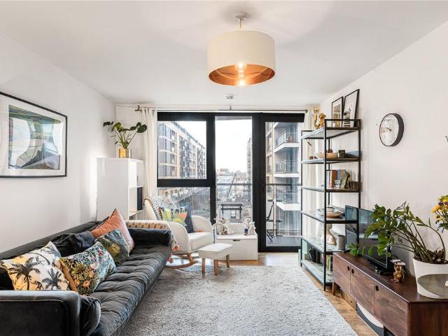 Flat for sale in Suttons Wharf, Mile End