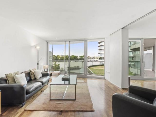 Flat for sale in Battersea, Greater London