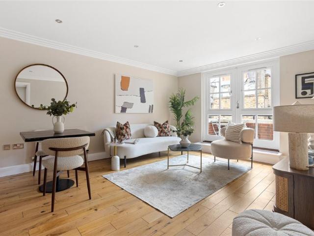 Flat for sale in Covent Garden, Greater London