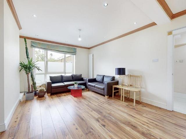 Flat for sale in Shacklewell, Greater London