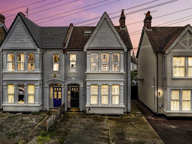 Flat for sale in Alton Barnes, Essex