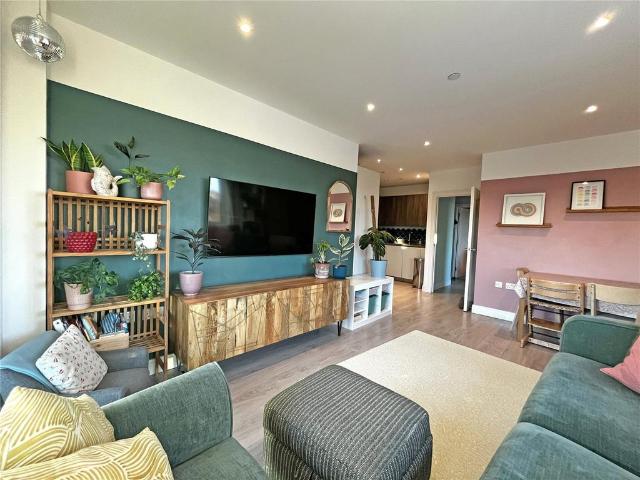 Flat for sale in London Borough of Ealing, Greater London
