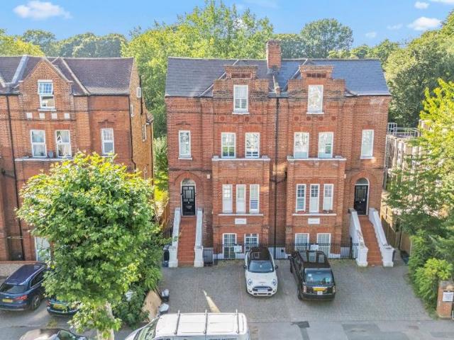 Flat for sale in Snaresbrook, Greater London