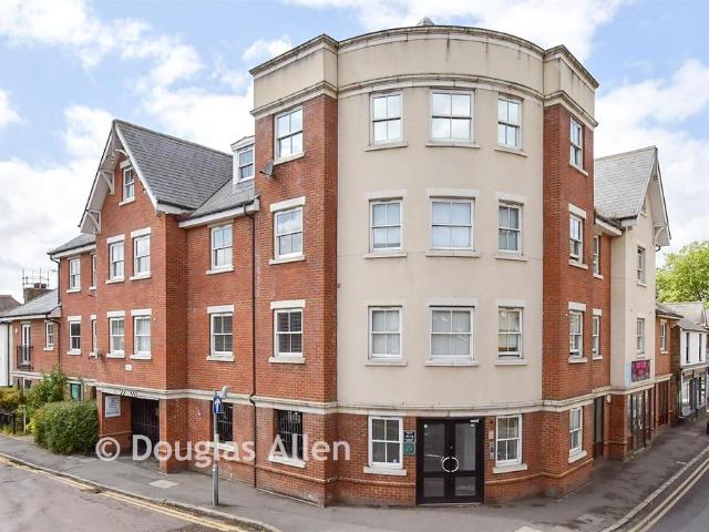 Flat for sale in Ivy Chimneys, Epping