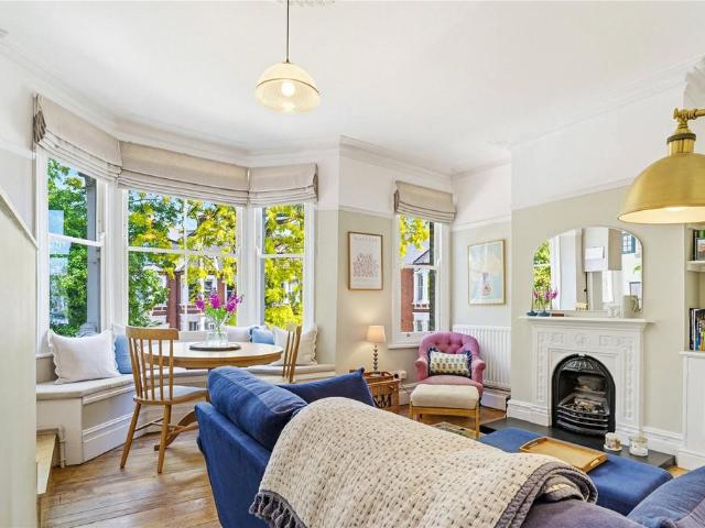 Flat for sale in Clapham Junction, Greater London