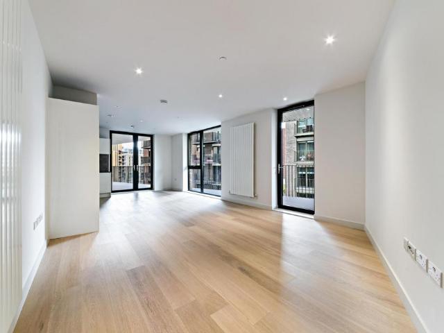 Flat for sale in Silvertown, Greater London