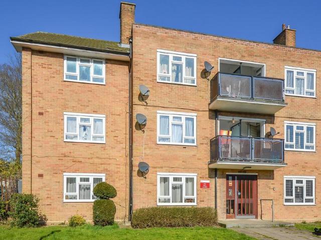 Flat for sale in Hutton Mount, Navestock Side
