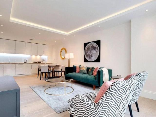 Flat for sale in St Clement Danes, Greater London