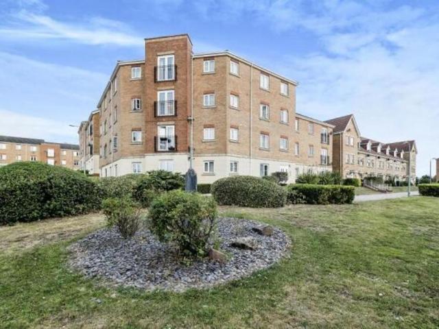 Flat for sale in Purfleet, Essex