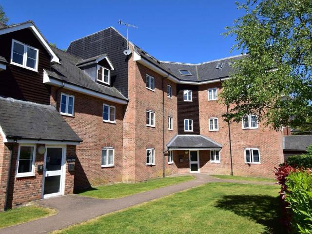 Flat for sale in Batchworth, Hertfordshire
