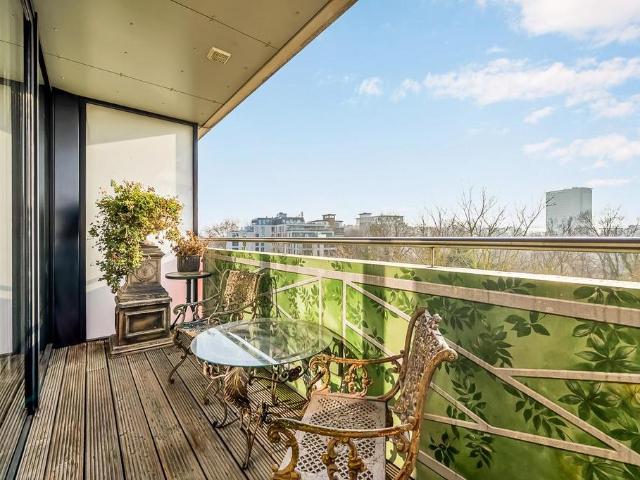 Flat for sale in London Borough of Ealing, Greater London