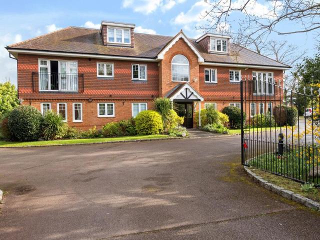 Flat for sale in Emmbrook, Wokingham