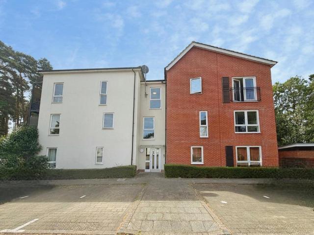 Flat for sale in Easthampstead, Bracknell