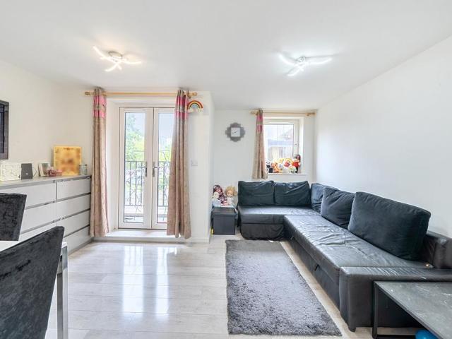 Flat for sale in Lane, Greater London