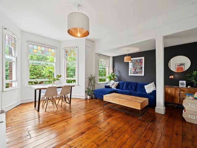 Flat for sale in Stamford Hill, Greater London