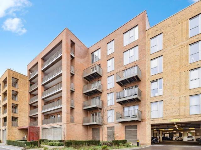 Flat for sale in Watford Heath, North Watford