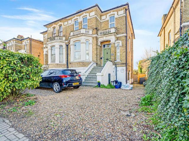 Flat for sale in Hampton Hill, Greater London