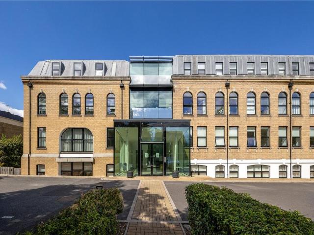 Flat for sale in Hampton Hill, Greater London