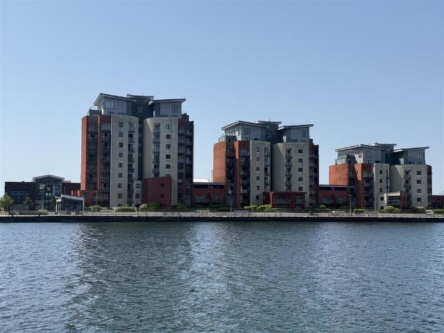Flat for sale in SA1 Swansea Waterfront, Nangreaves