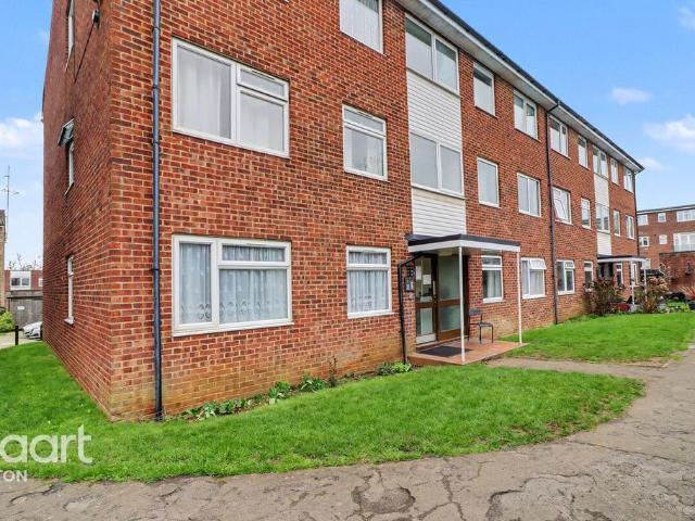 Flat for sale in Spring Park, Luton
