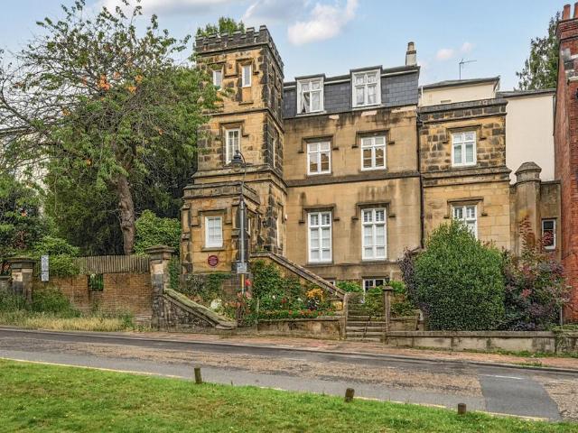 Flat for sale in Broadwater Down, Sandown Park