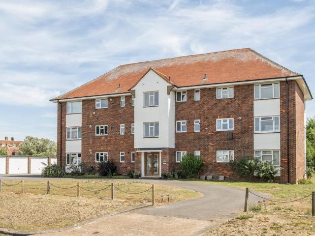 Flat for sale in Worth, Ash