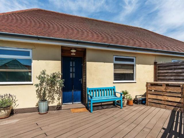 Flat for sale in Pachesham Park, Surrey