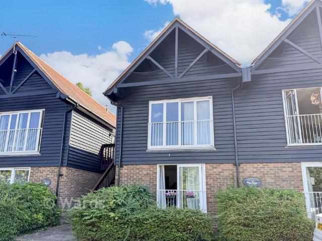 Flat for sale in The Bridge, Kent