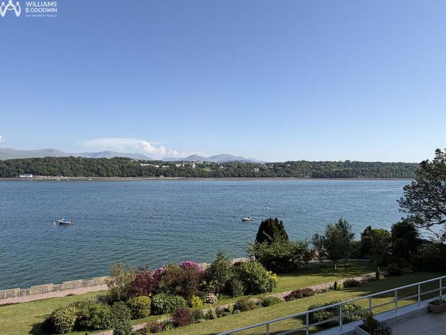 Flat for sale in Menai Bridge, Wales