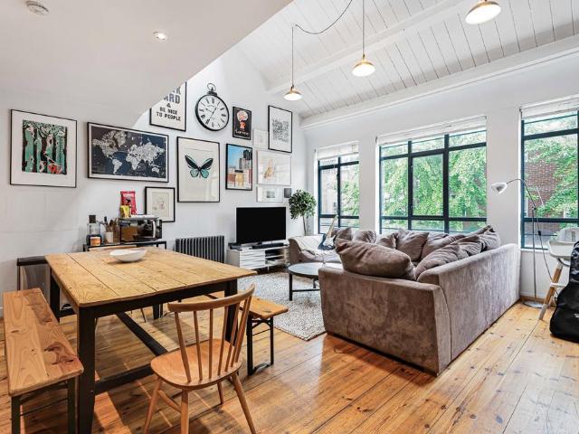 Flat for sale in Finsbury, Greater London